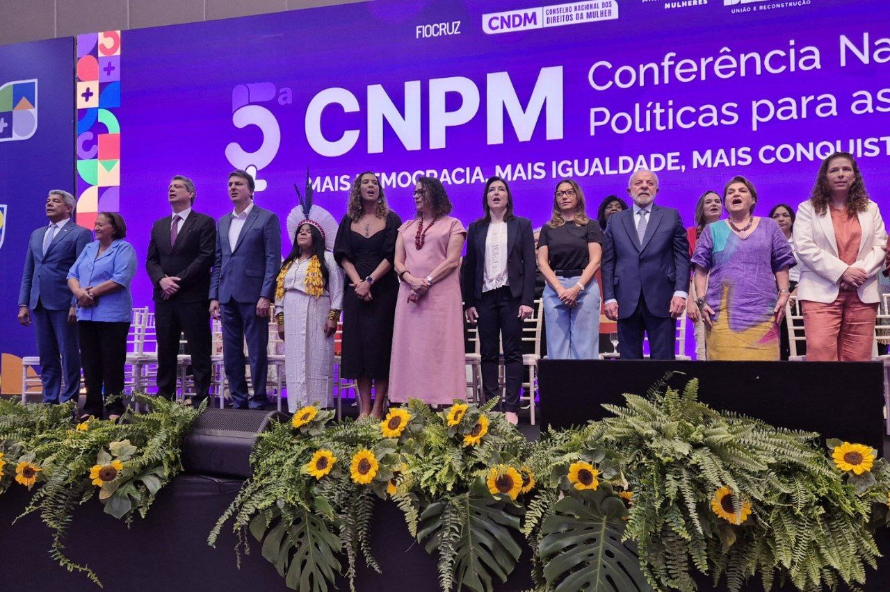 imagem da frente de honra com todos as autoridades perfiladas 