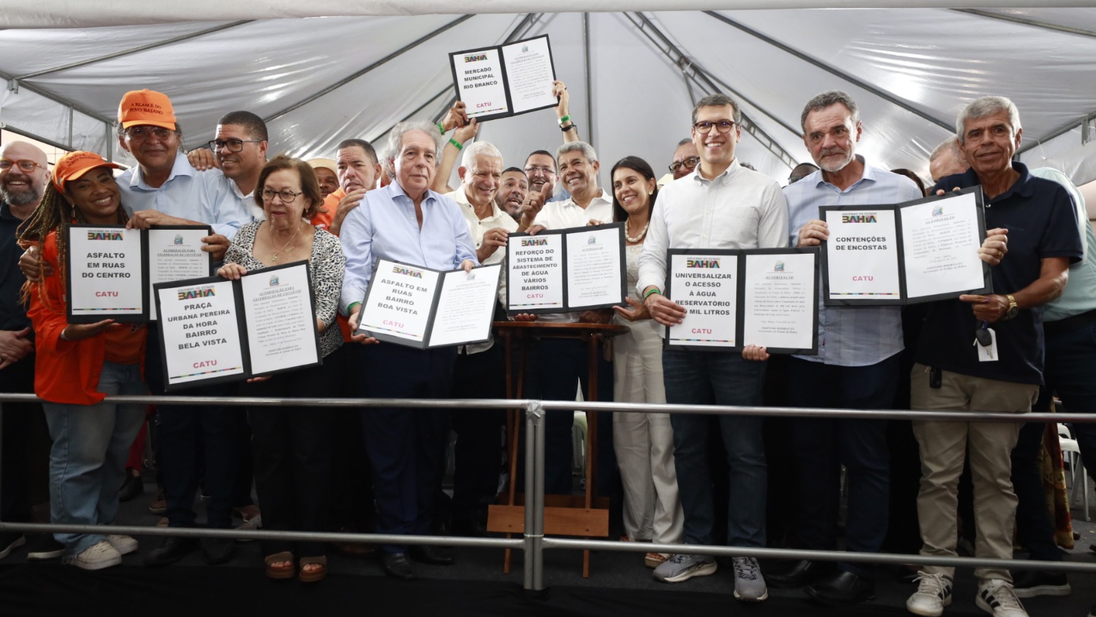 Foto do governador e demais autoridades exibindo as placas com ações entregues ou anunciadas 
