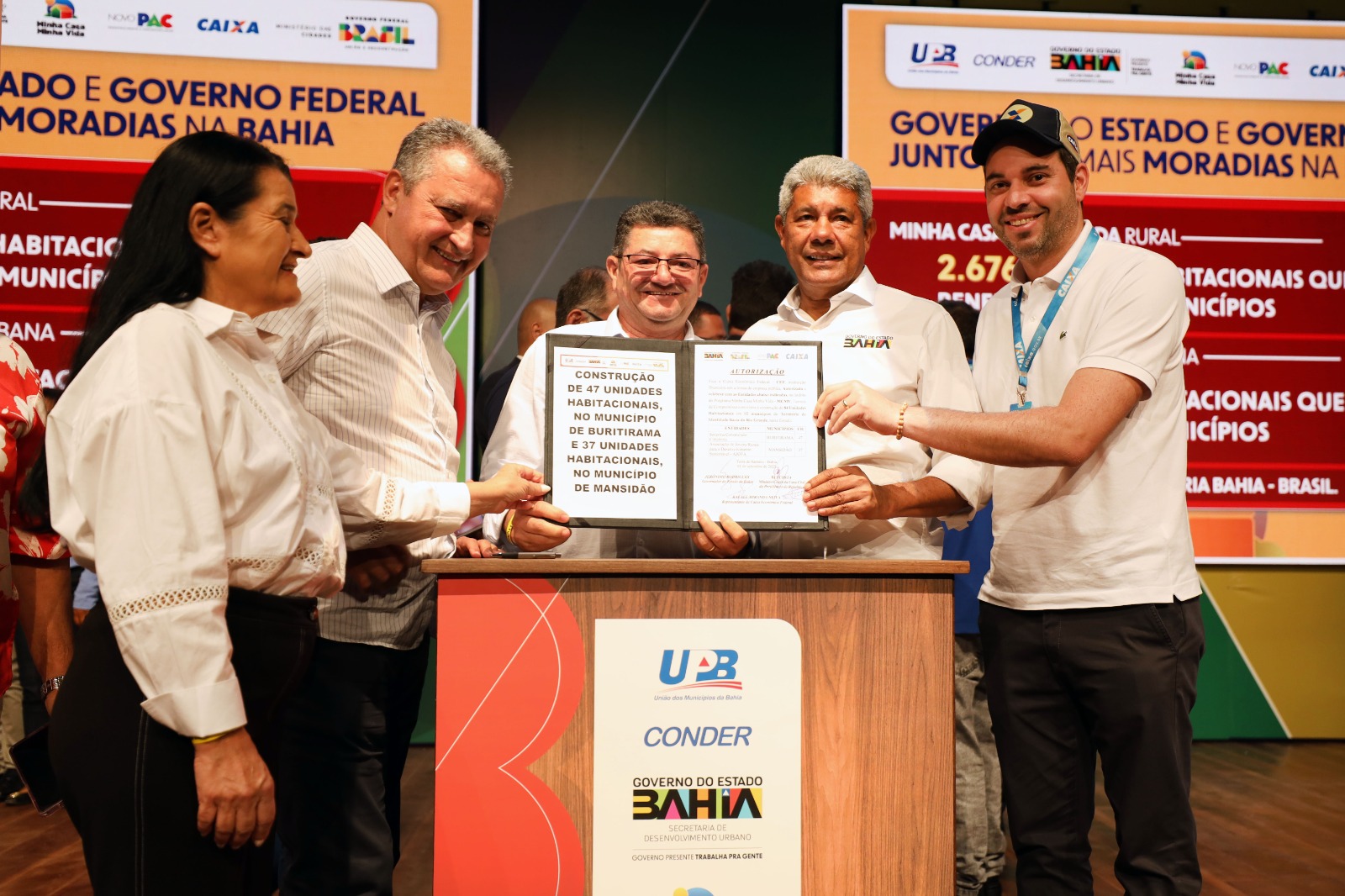 foto do governador, ministro Rui e secretária da SEDUR com representante de município contemplado