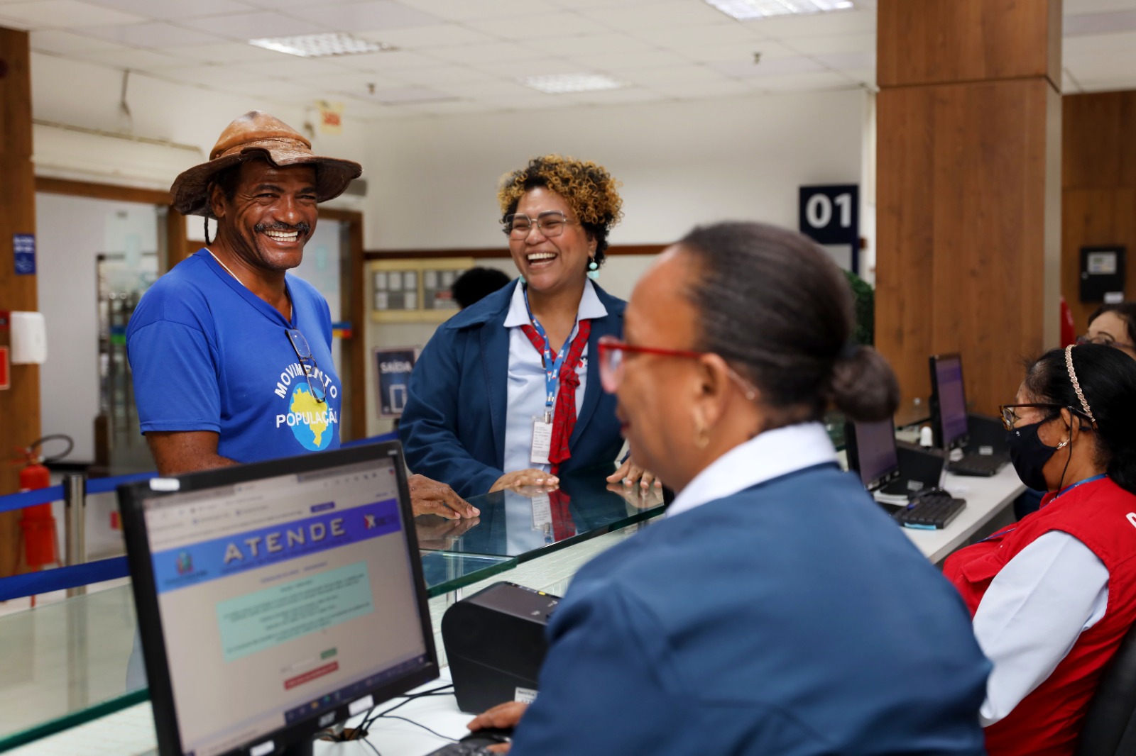imagem de cidadão com chapéu de vaqueiro sendo atendido 