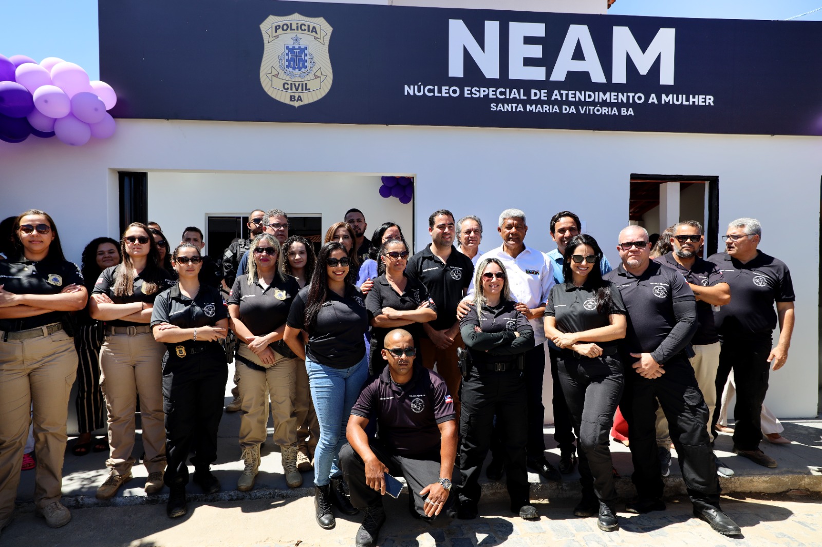 governador na frente da unidade com grupo de policiais e autoridades locais.