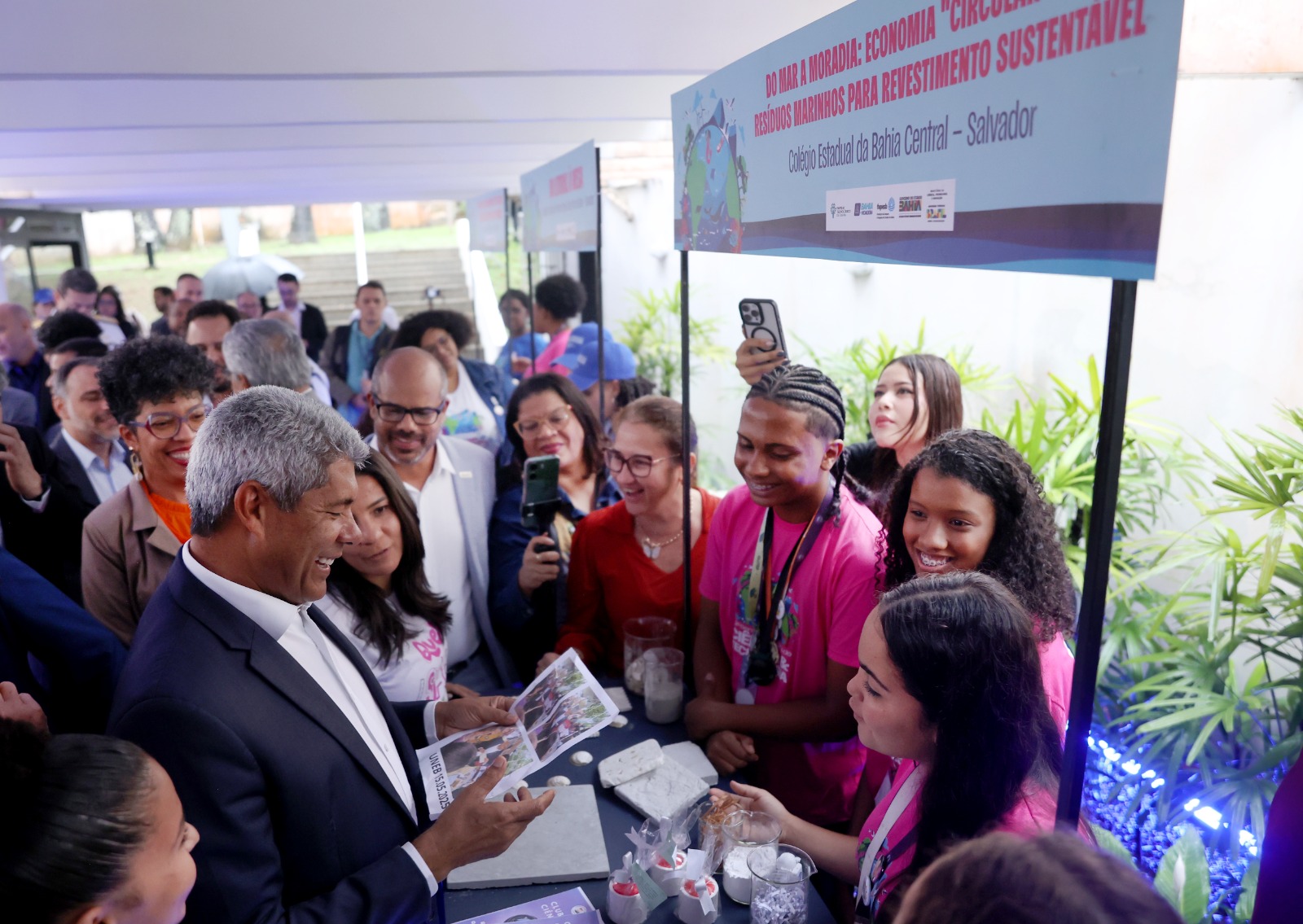 foto do governador no evento conhecendo iniciativas dos estudantes