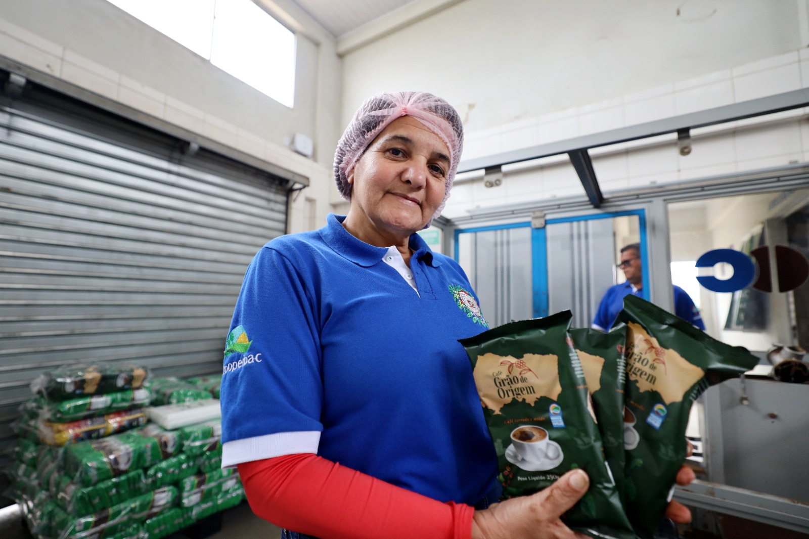 Foto de mulher com café pacotes de café na mão