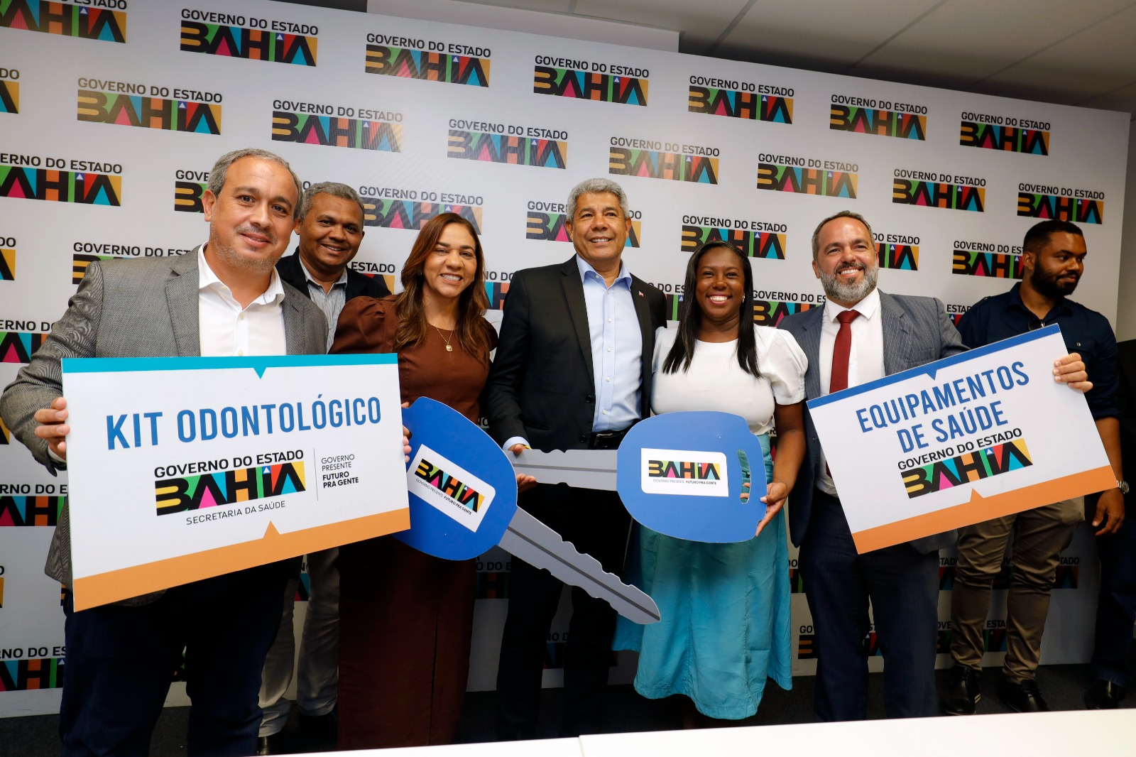 Governador e representantes do municípios exibindo placas das entregas