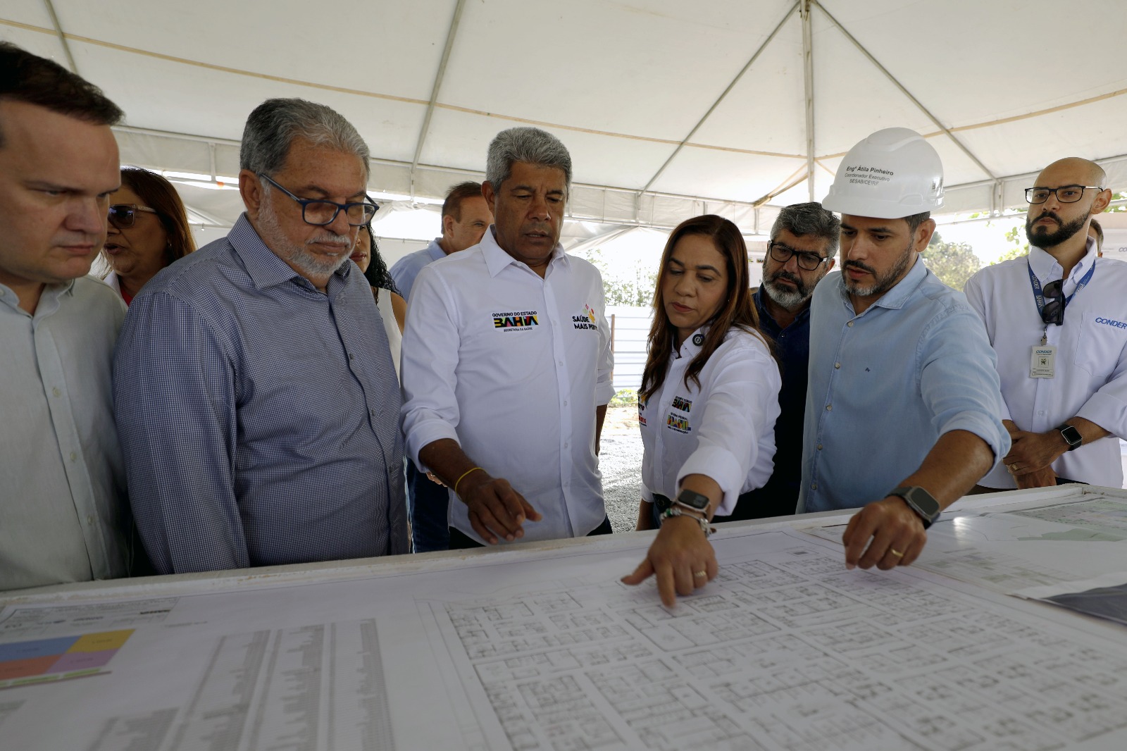 foto do governador e demais autoridades olhando projeto da obra 