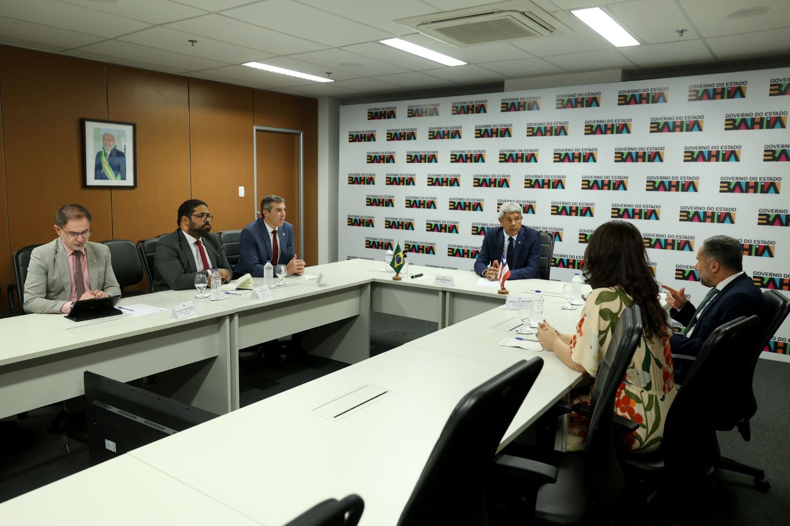 foto da reunião. Todos sentados 