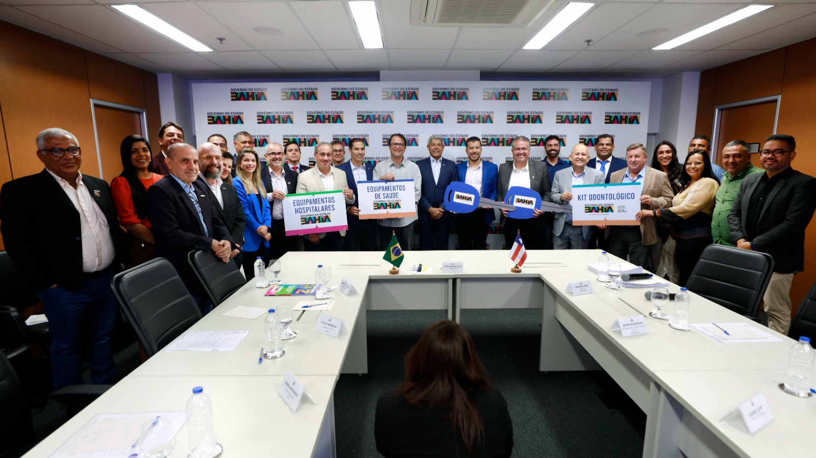 imagem do governador, prefeito e as equipes de governos segurando placas com as entregas