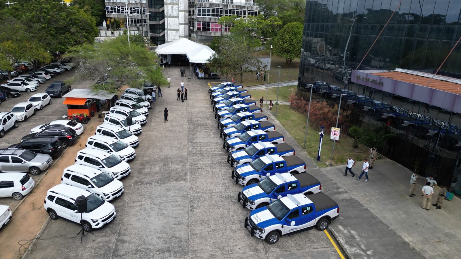 Imagem aérea de dos veículos perfilados 