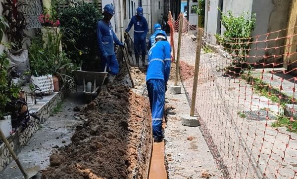trabalhadores na rua fazendo a obra de esgotamento 