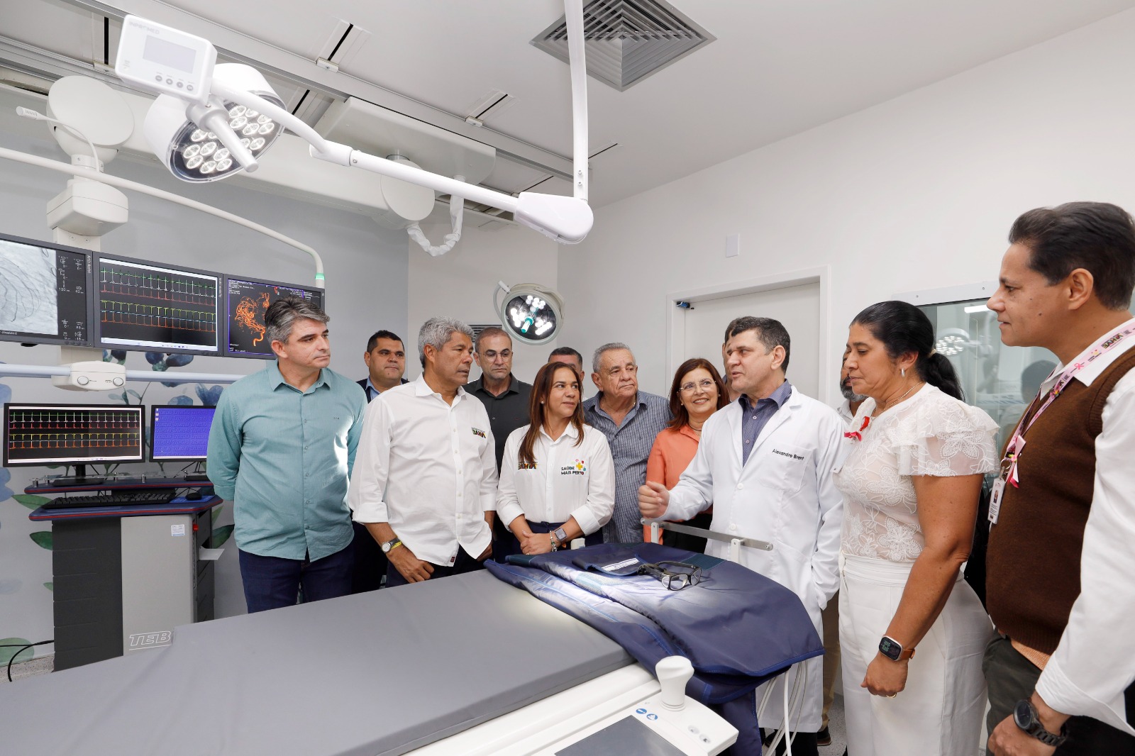 Governador conversando com equipe médica da unidade
