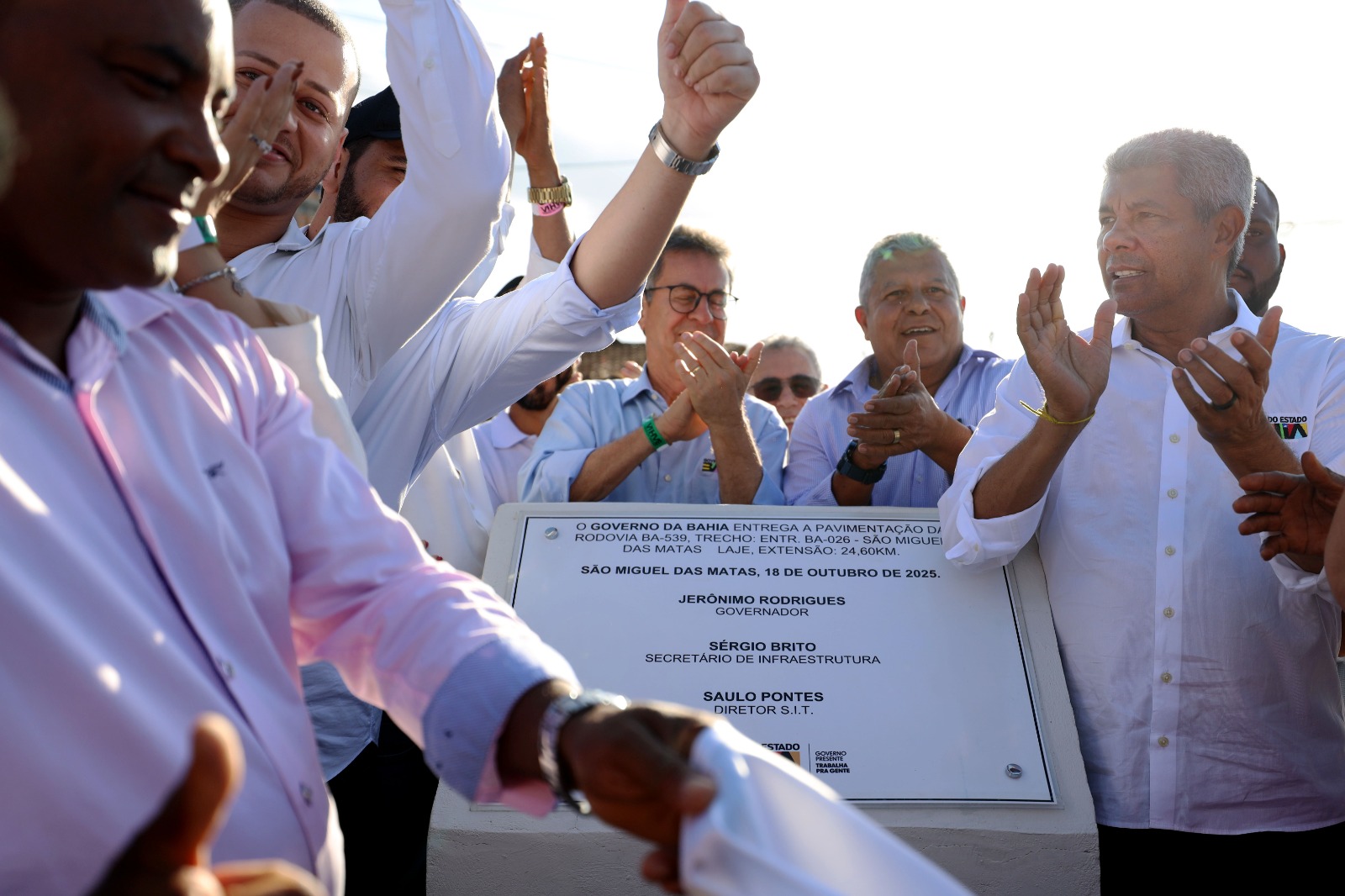 imagem de governador com demais autoridades descerrando a placa