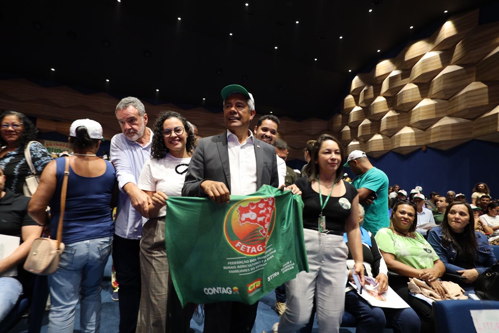 Foto do governador com bandeira da FETAG