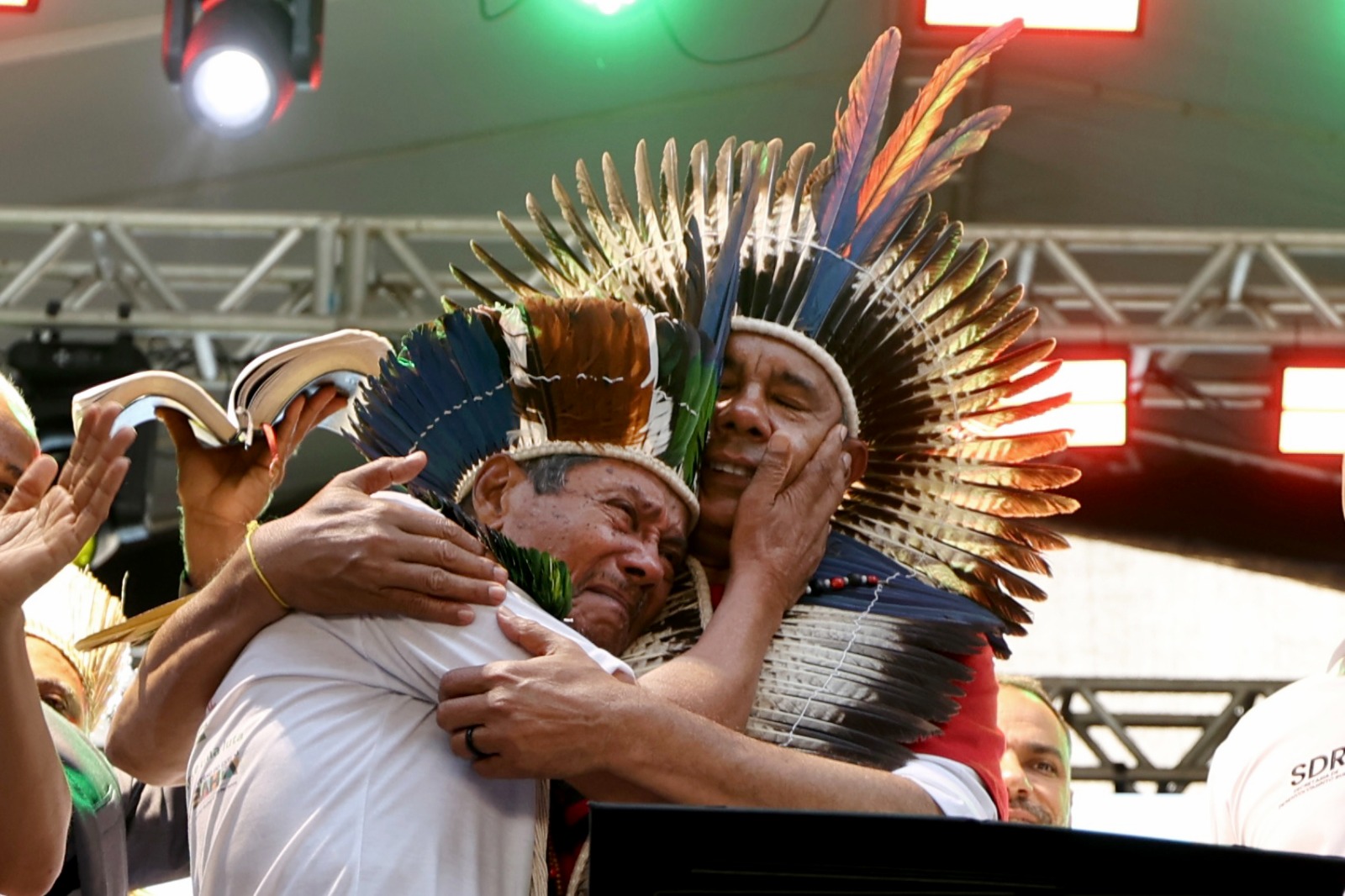 Governador Jerônimo abraçando cacique 