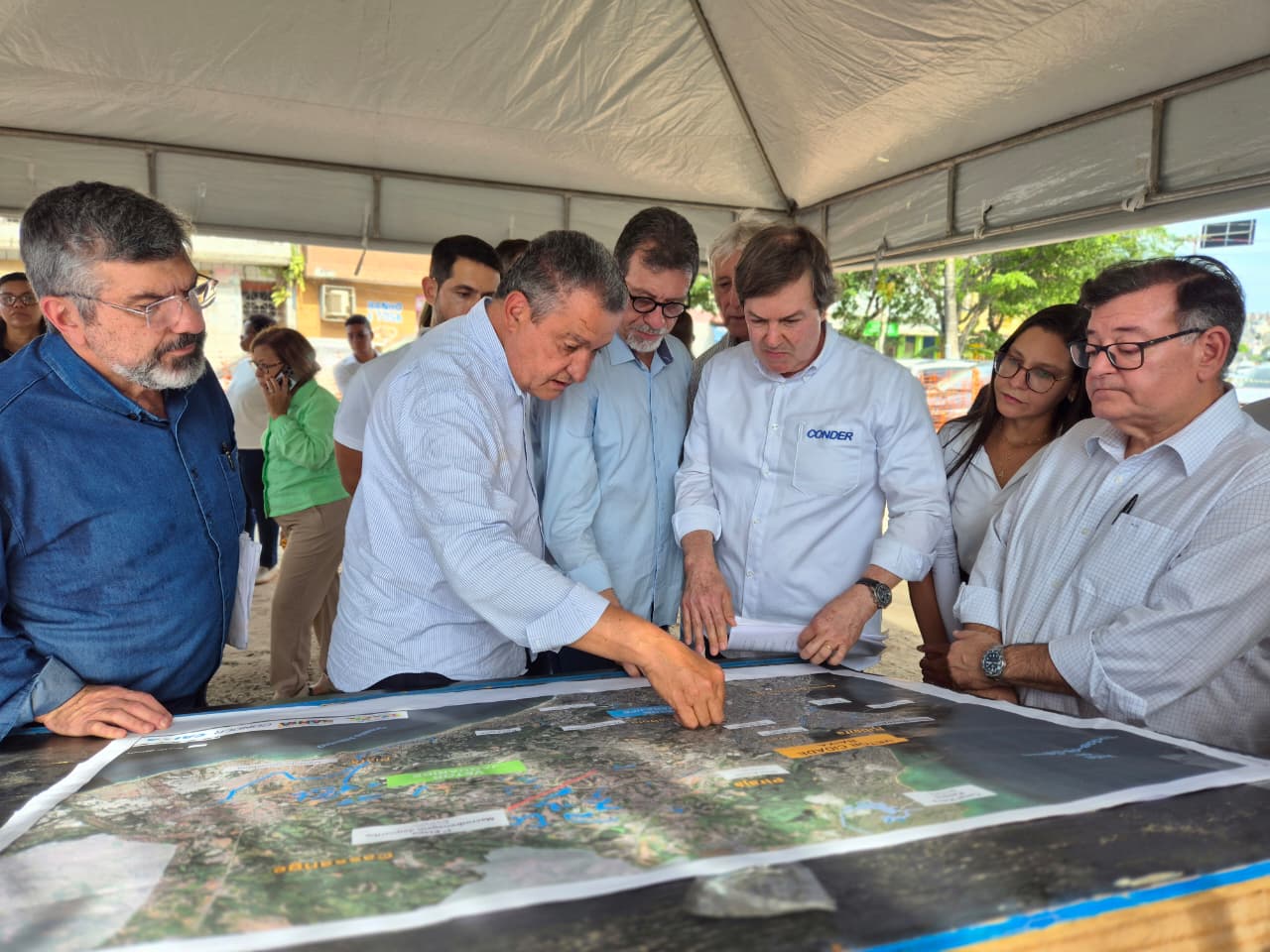 Ministro, Secretário e demais autoridades olhando projeto