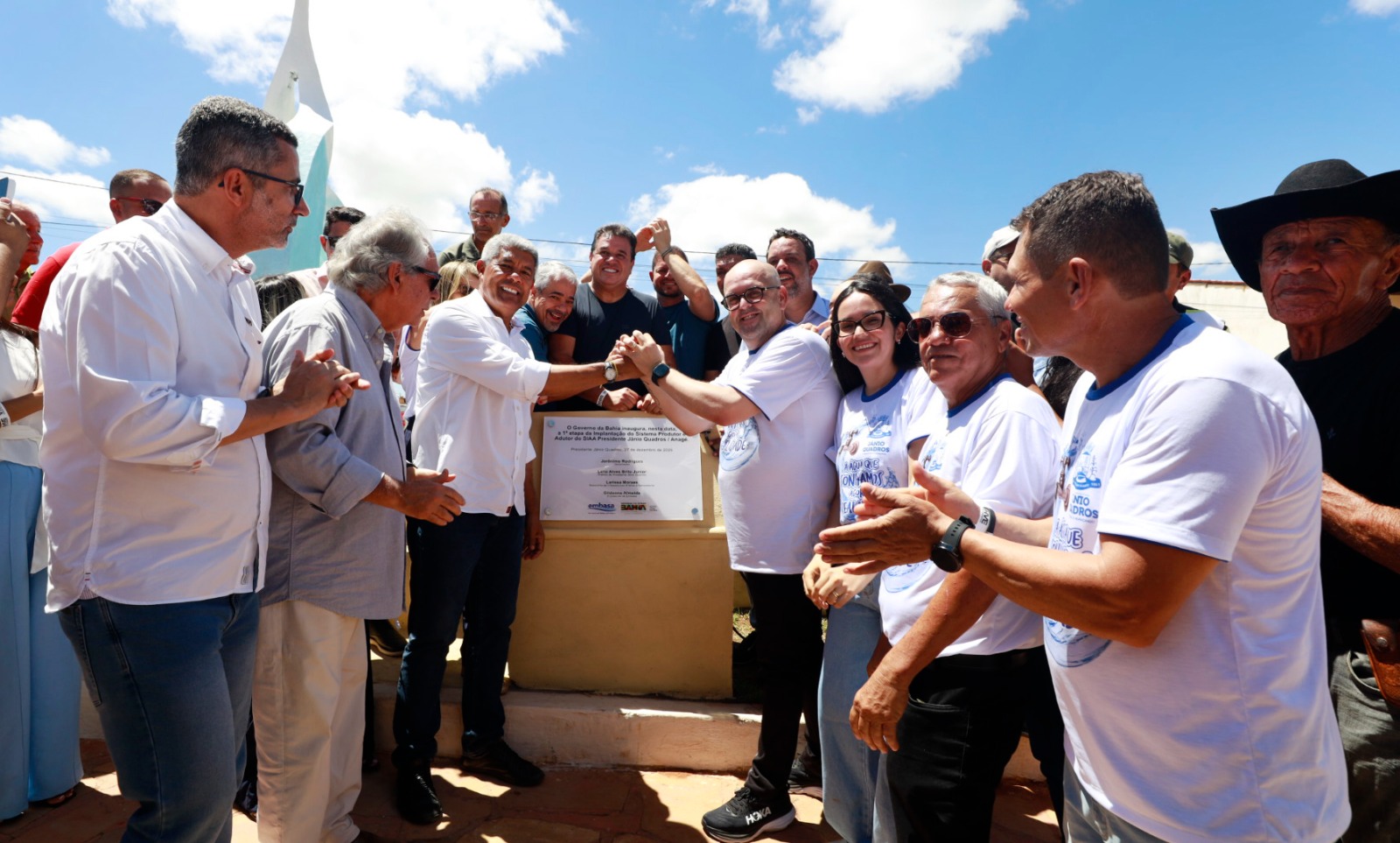 Governador e demais autoridades no ato 