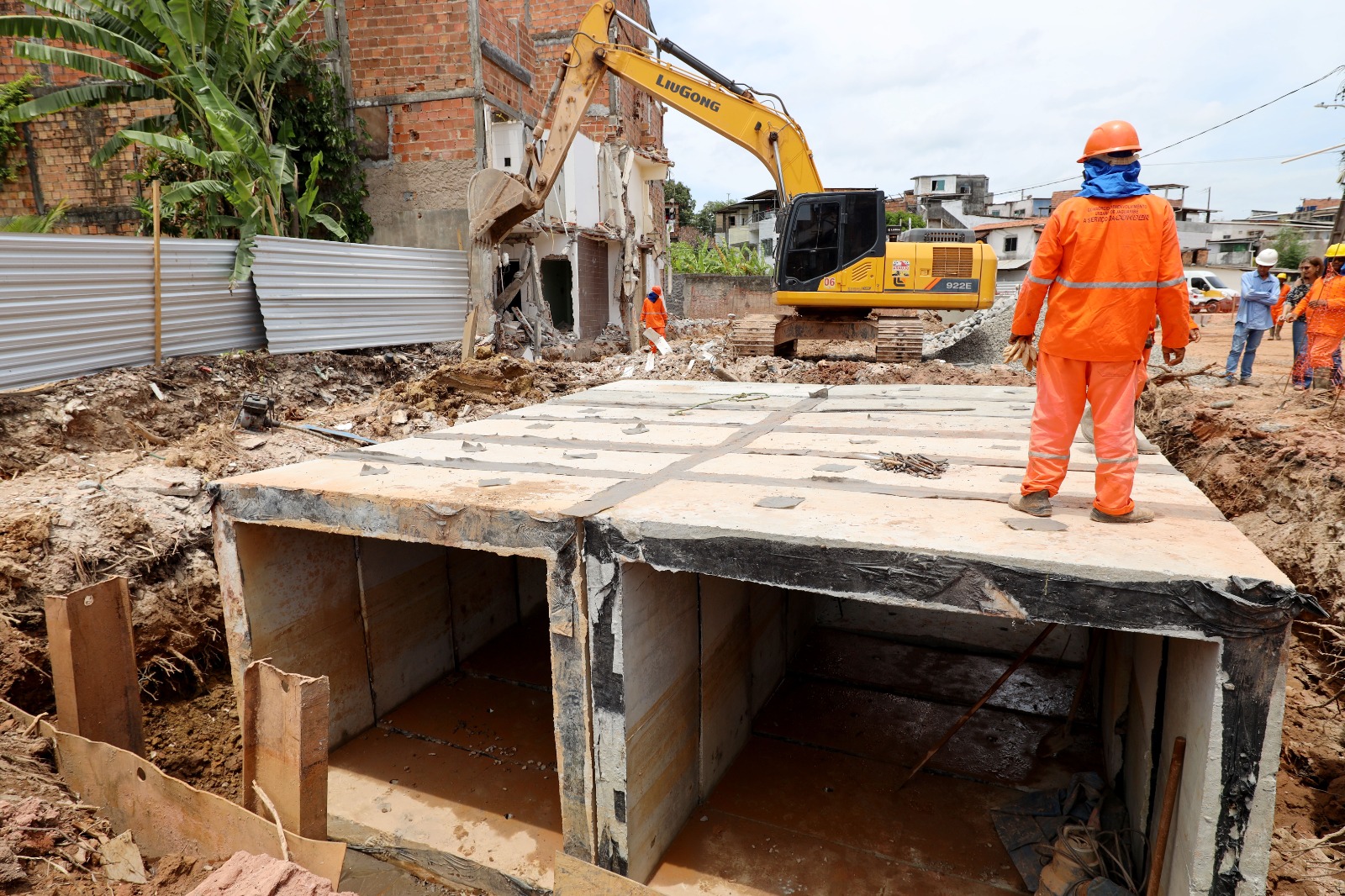 imagem de trabalhador sobre galeria do obra de drenagem e máquina 