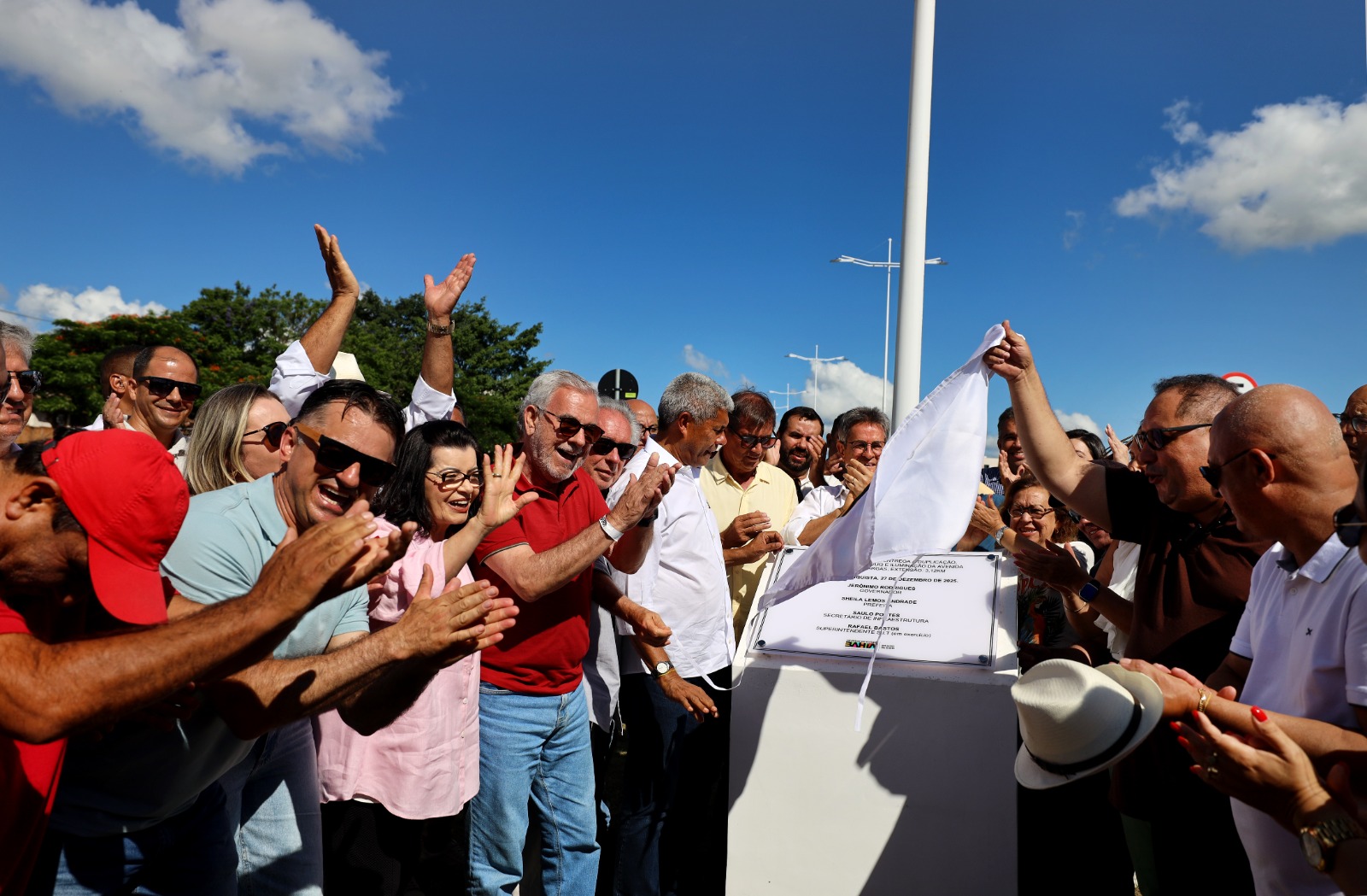 Governador e demais autoridades no ato de entrega