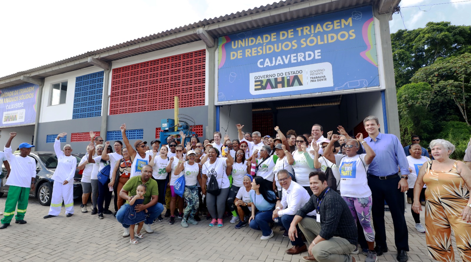 Autoridades, lideranças e cooperados na frente do galpão