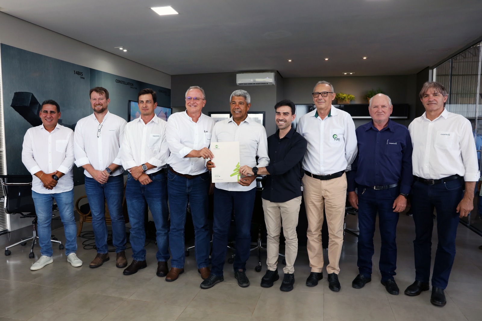 Governador ao lado de representantes da entidade 