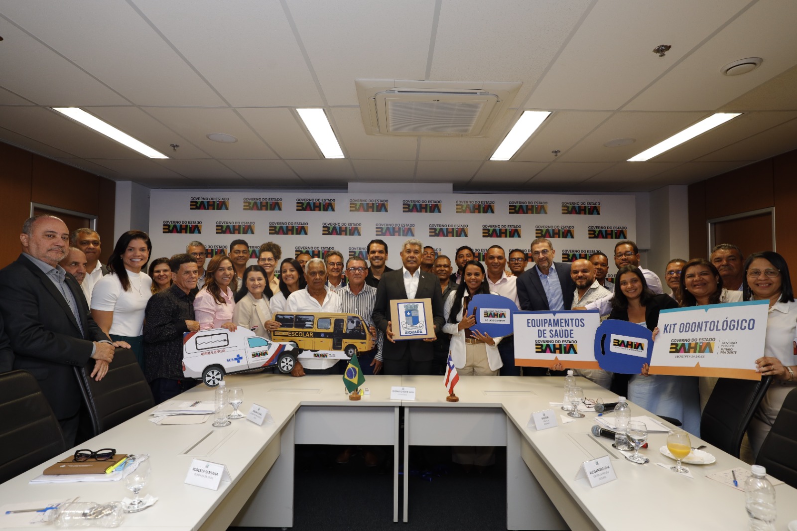 governador e prefeito com as equipes exibindo placas de entregas