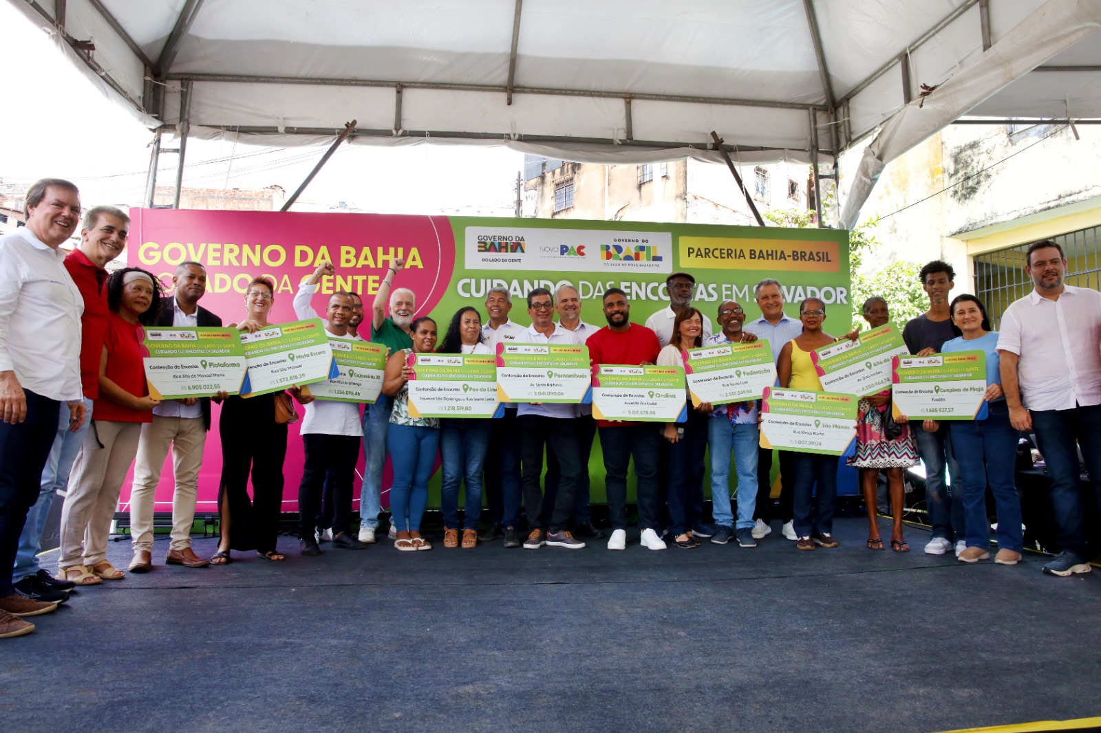 autoridades exibem placas dos anúncios 