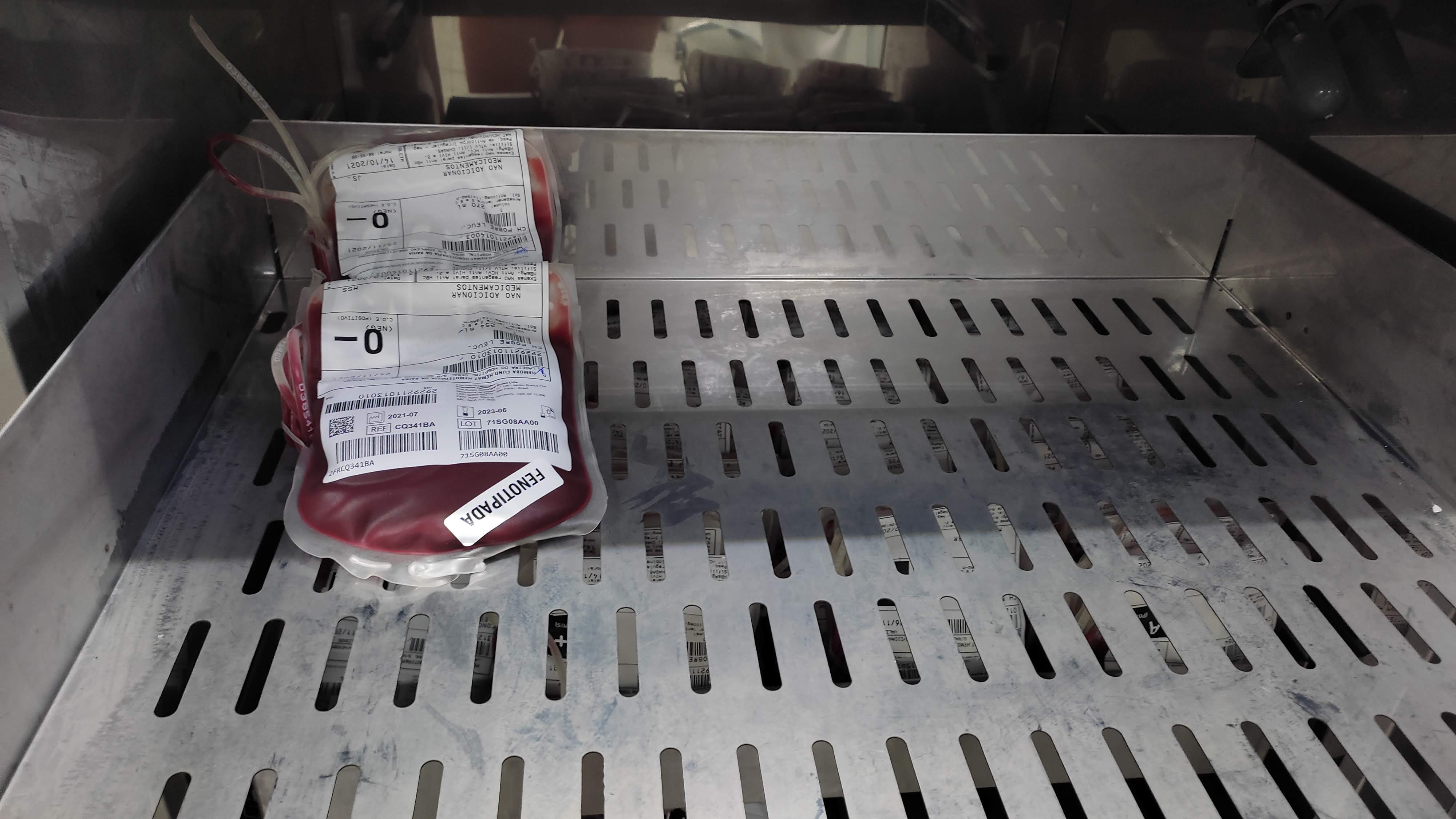 bolsa de sangue na prateleira 