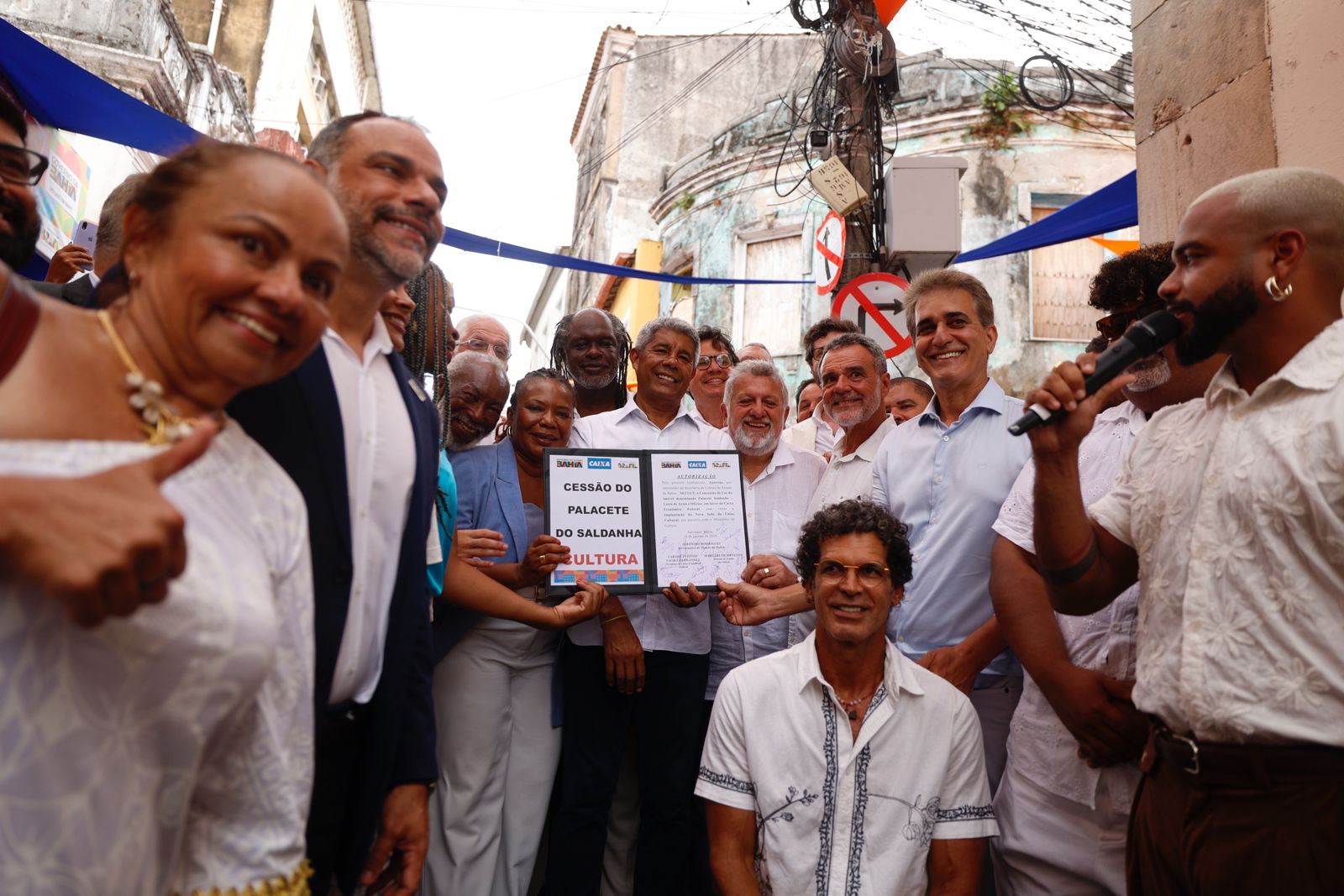 Governador e demais autoridades exibindo placa da cessão