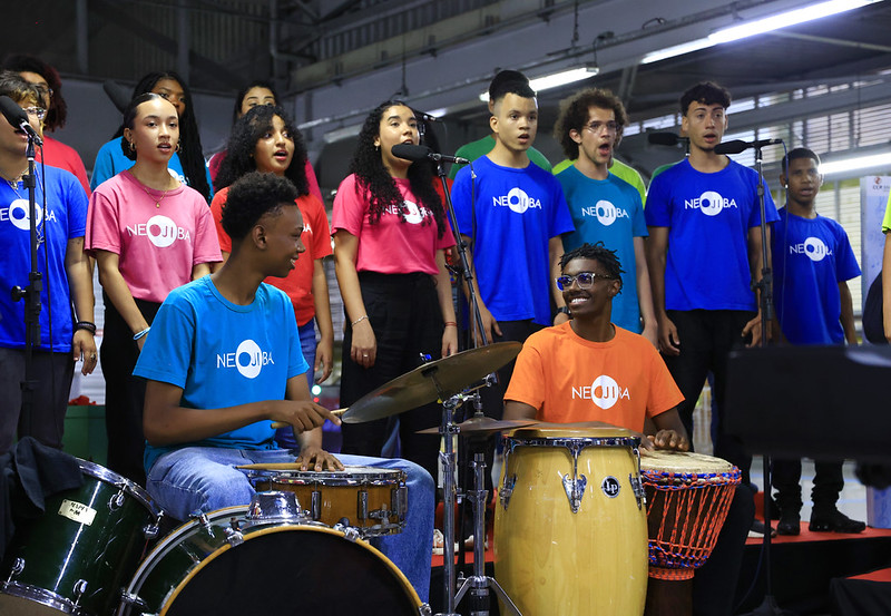 jovens do projeto se apresentando 