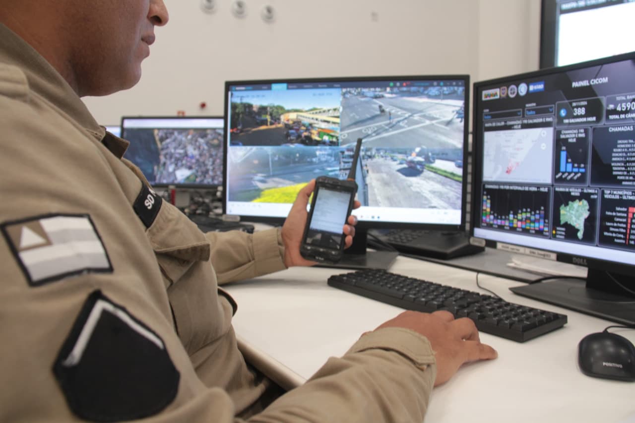 policial na central de monitoramento 
