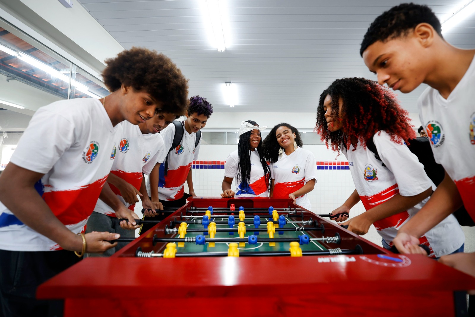 alunos jogando totó no ambiente escolar novo 