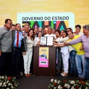 Foto do governador Jerônimo autorizando o início das obras do novo VLT