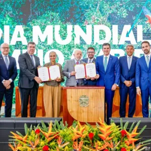 Governador Jerônimo e presidente Lula e demais autoridades na assinatura do Decreto que institui o Monumento Natural das Cavernas de São Desidério 