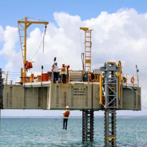 Foto do trabalho de sondagem da Ponte Salvador-Itaparica em águas rasas