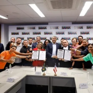 Governador e representantes dos municípios exibem as autorizações de investimentos em infraestrutura viária e hídrica 