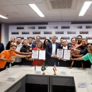 Governador e representantes dos municípios exibem as autorizações de investimentos em infraestrutura viária e hídrica 