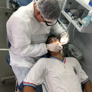 Imagem de um estudante sendo atendido 