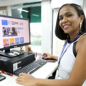 Foto de estudante para ilustrar a notícia sobre o Partiu Estágio