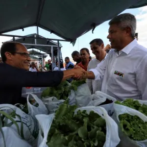 Foto do governador cumprimentando as pessoas