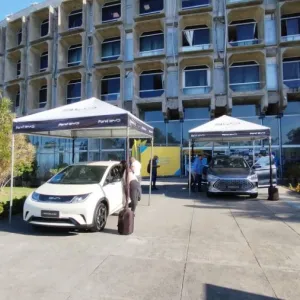 Foto de carro da BYD na frente da secretaria do governo estadual