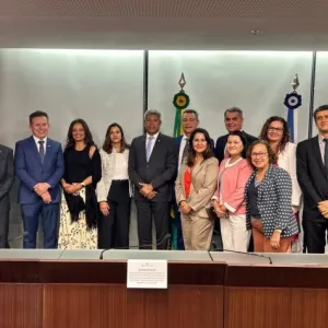 Foto das autoridades que participaram da assinatura da cooperação para a compra dos trens