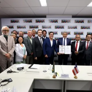 Representantes da empresa com o governador durante a assinatura do protocolo de intenções 