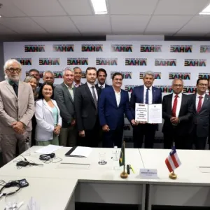 Representantes da empresa com o governador durante a assinatura do protocolo de intenções 