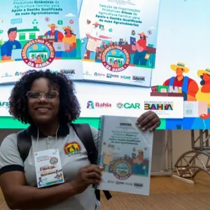 Foto de mulher negra com edital na mão