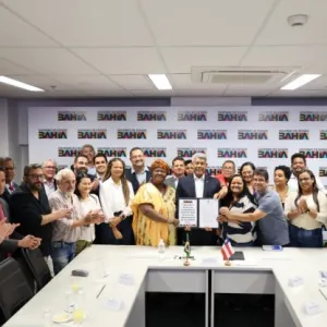 Foto do governador com representantes do Cedeter 