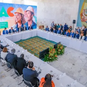 Foto do evento com as autoridades 