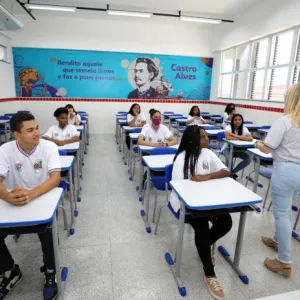 Foto ilustrativa de professor e alunos na sala de aula
