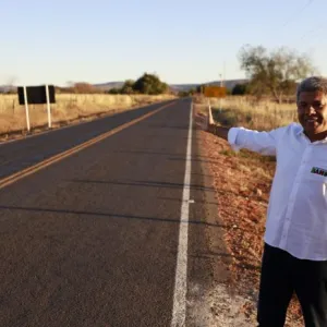Imagem do governador apontando para a nova pavimentação 