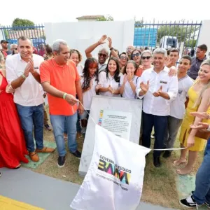 Foto do governador com estudantes, professores e autoridades na entrega da escola