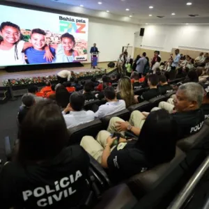 Foto da planeia durante os anúncios feitos pelo governador 