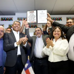 Foto do governador e demais autoridades que participaram da reunião